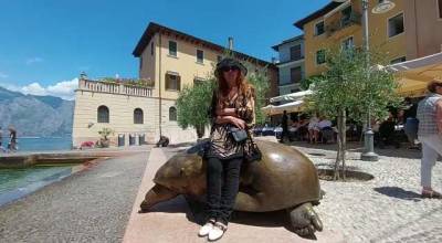 Karin Ortner in der Hafenstadt Malcesine am Gardasee